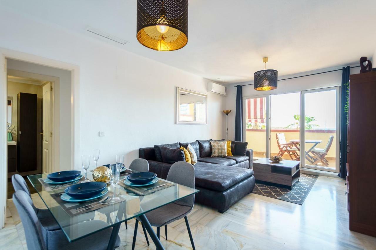 Spacious Beachfront Flat With Sea Views And Private Indoor Parking Benalmádena Buitenkant foto
