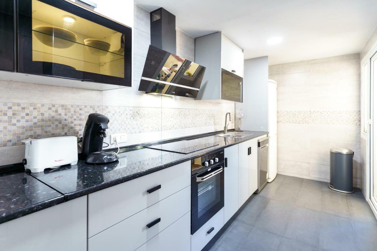 Spacious Beachfront Flat With Sea Views And Private Indoor Parking Benalmádena Buitenkant foto