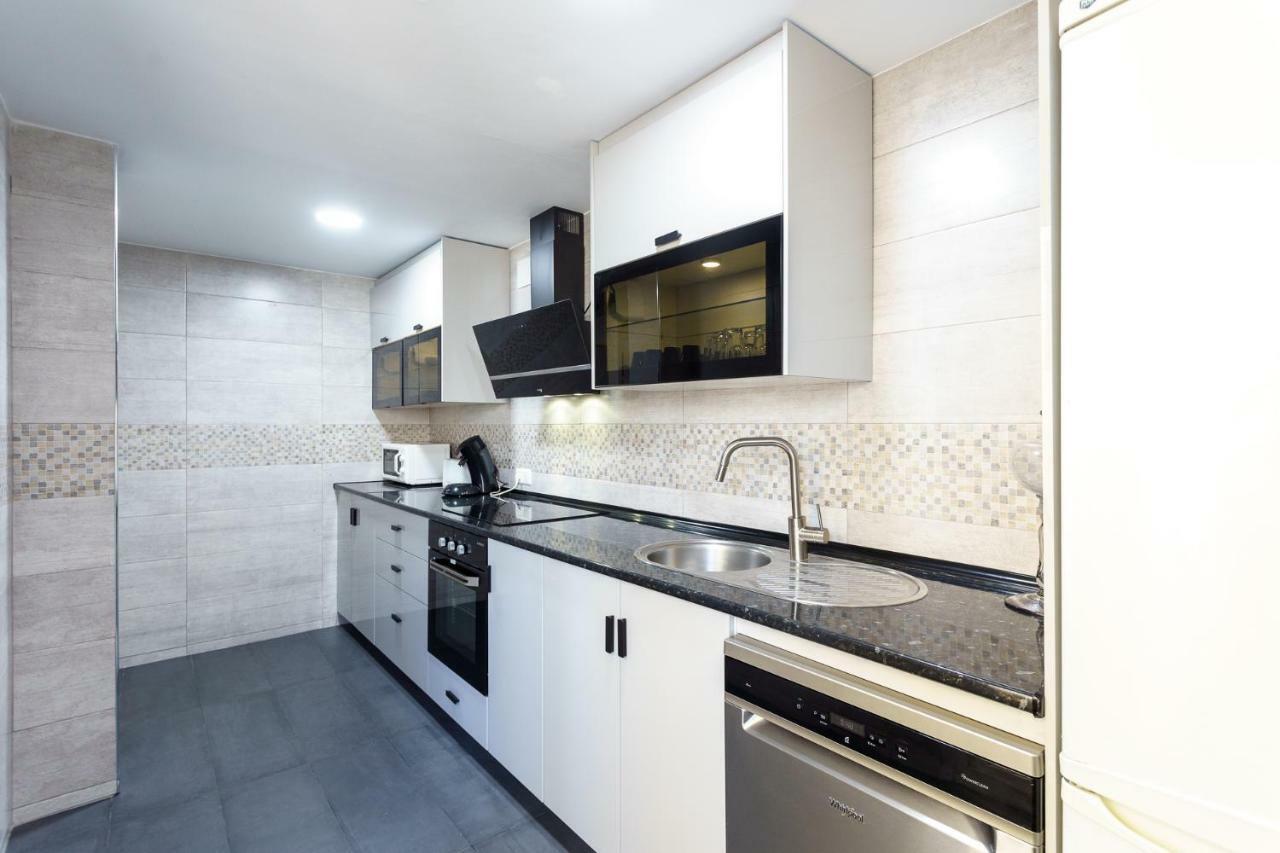 Spacious Beachfront Flat With Sea Views And Private Indoor Parking Benalmádena Buitenkant foto
